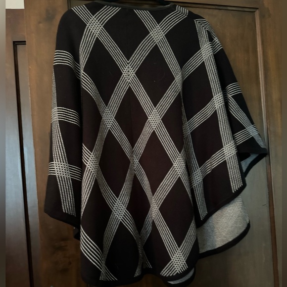 Woman’s shrug - Picture 3 of 3